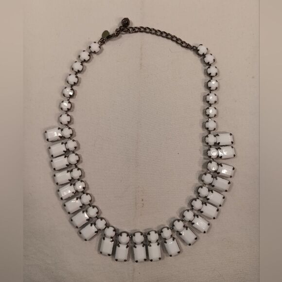 woman white nceklace - Picture 2 of 4